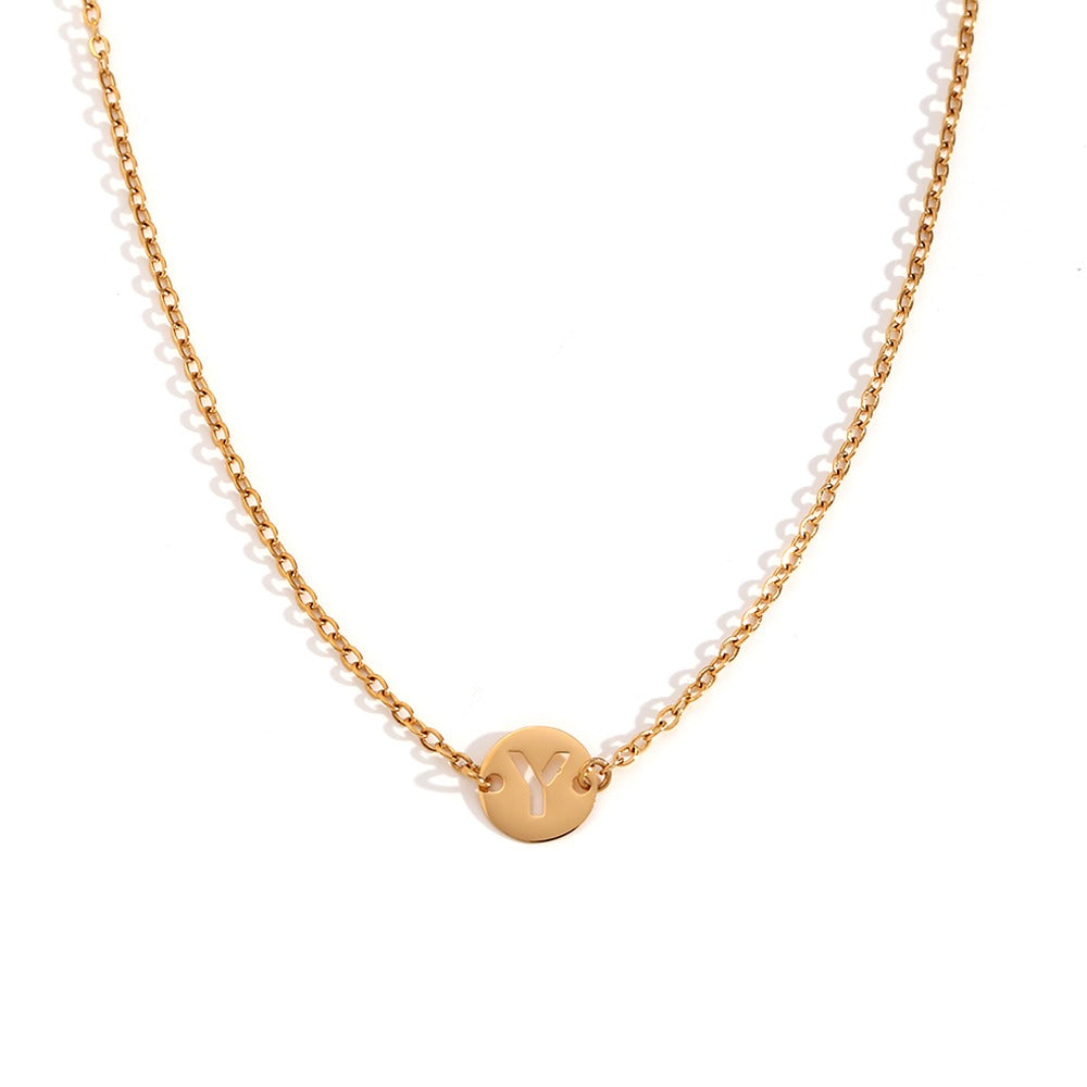 Collar de acero inoxidable dorado  con una medalla pequeña redonda calada en forma de inicial Y, y cadena forzada