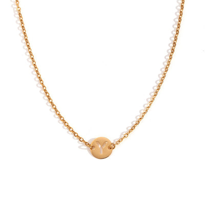 Collar de acero inoxidable dorado  con una medalla pequeña redonda calada en forma de inicial Y, y cadena forzada