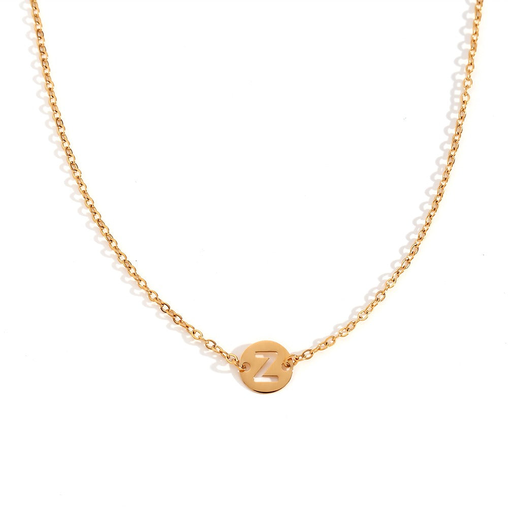 Collar de acero inoxidable dorado  con una medalla pequeña redonda calada en forma de inicial Z y cadena forzada