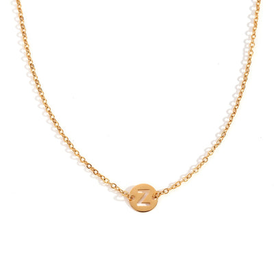 Collar de acero inoxidable dorado  con una medalla pequeña redonda calada en forma de inicial Z y cadena forzada