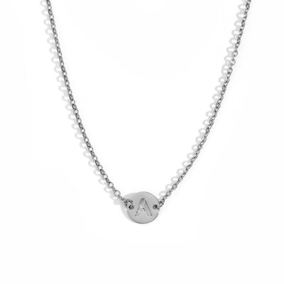 Collar de acero inoxidable plateado  con una medalla pequeña redonda calada en forma de inicial A y cadena forzada