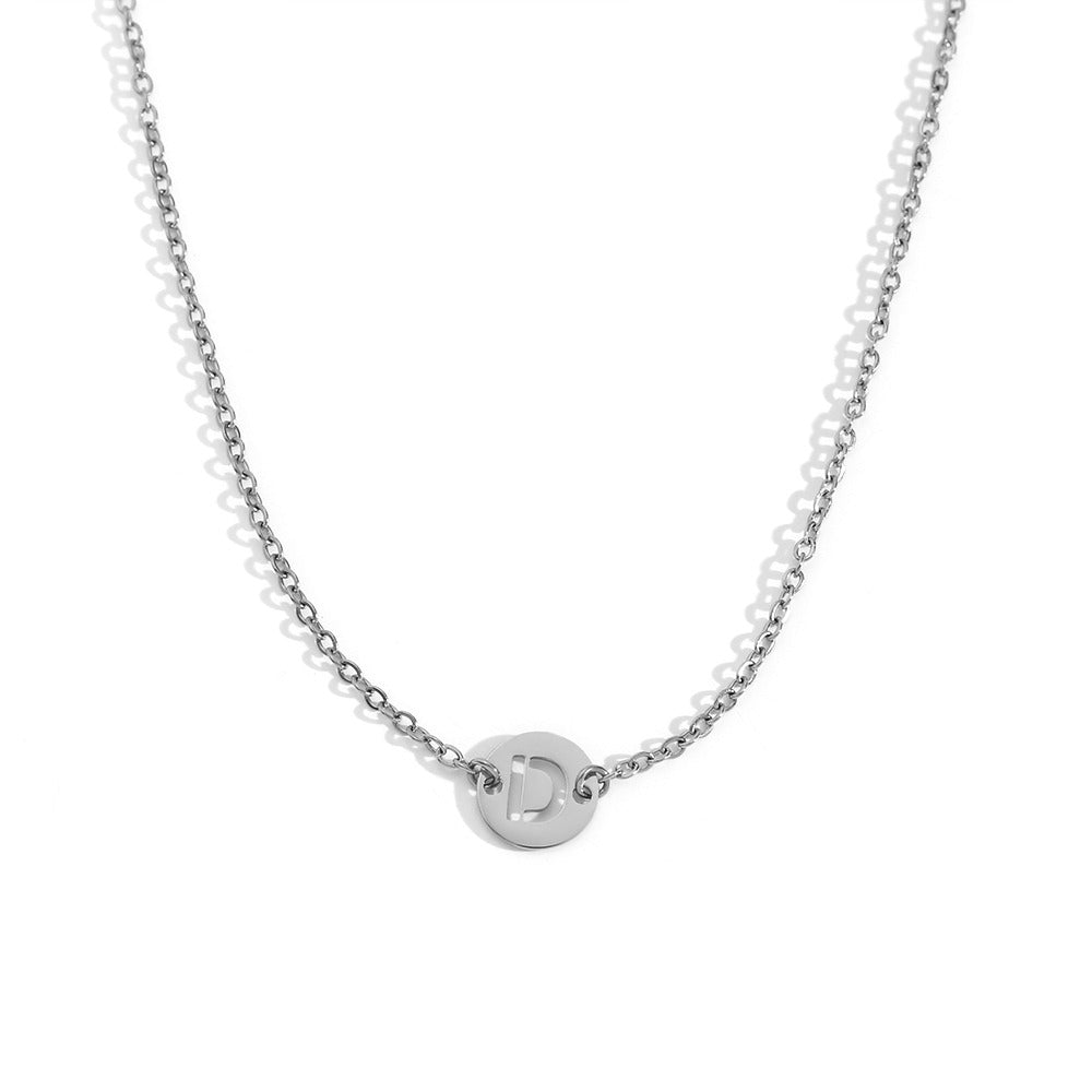 Collar de acero inoxidable plateado  con una medalla pequeña redonda calada en forma de inicial D y cadena forzada