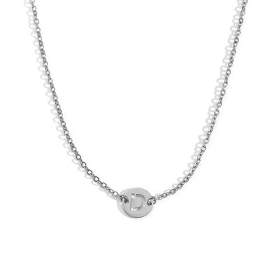 Collar de acero inoxidable plateado  con una medalla pequeña redonda calada en forma de inicial D y cadena forzada