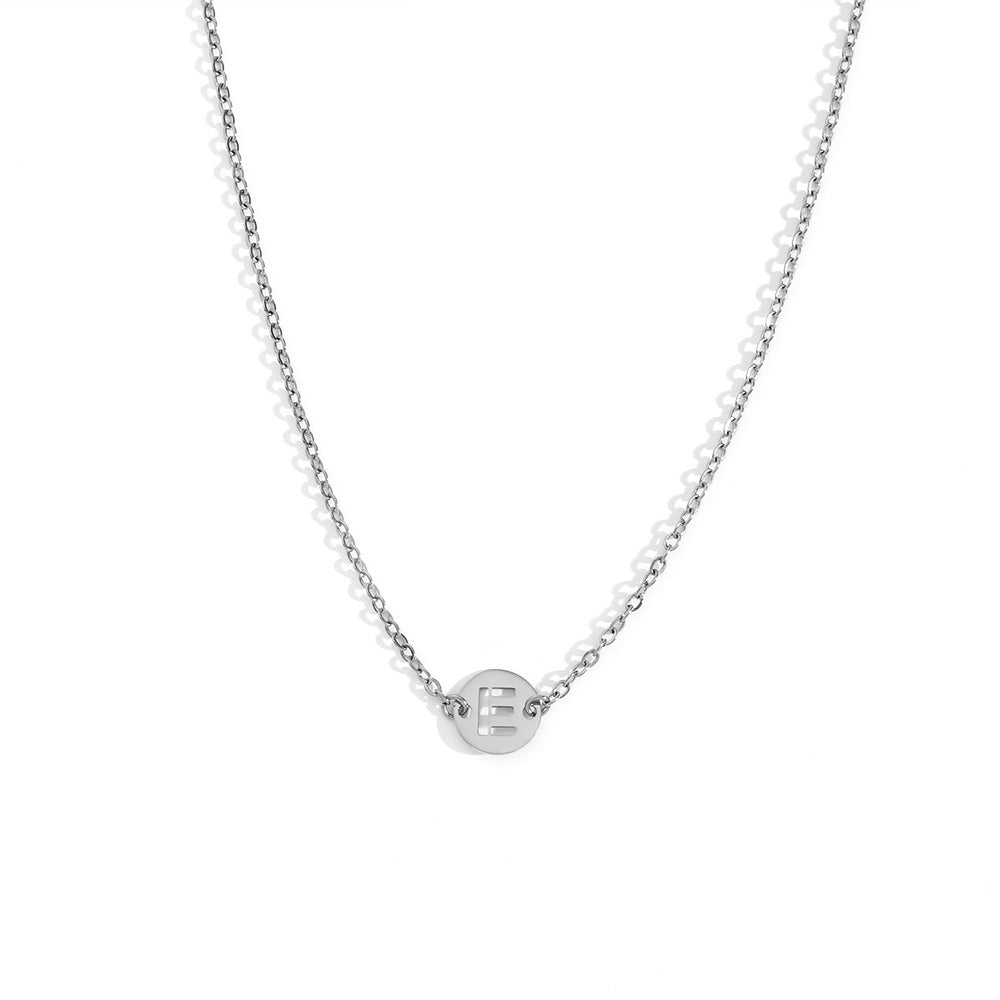 Collar de acero inoxidable plateado  con una medalla pequeña redonda calada en forma de inicial E y cadena forzada
