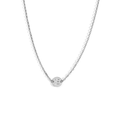 Collar de acero inoxidable plateado  con una medalla pequeña redonda calada en forma de inicial E y cadena forzada