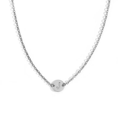 Collar de acero inoxidable plateado  con una medalla pequeña redonda calada en forma de inicial J y cadena forzada