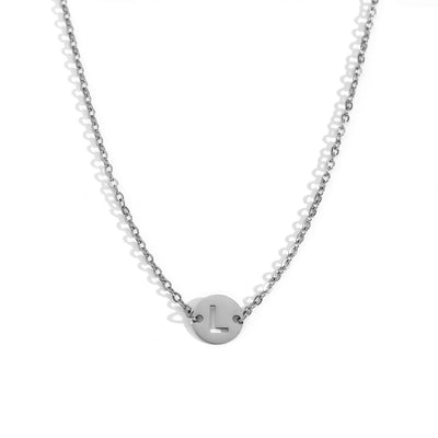 Collar de acero inoxidable plateado  con una medalla pequeña redonda calada en forma de inicial L y cadena forzada