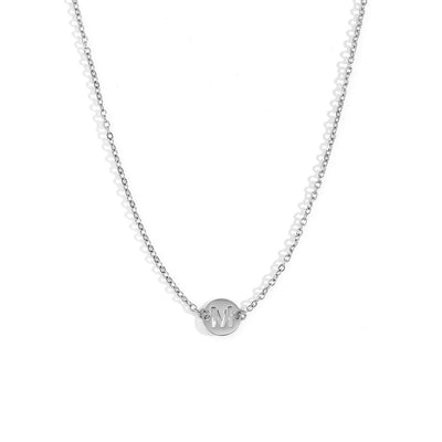 Collar de acero inoxidable plateado  con una medalla pequeña redonda calada en forma de inicial M y cadena forzada
