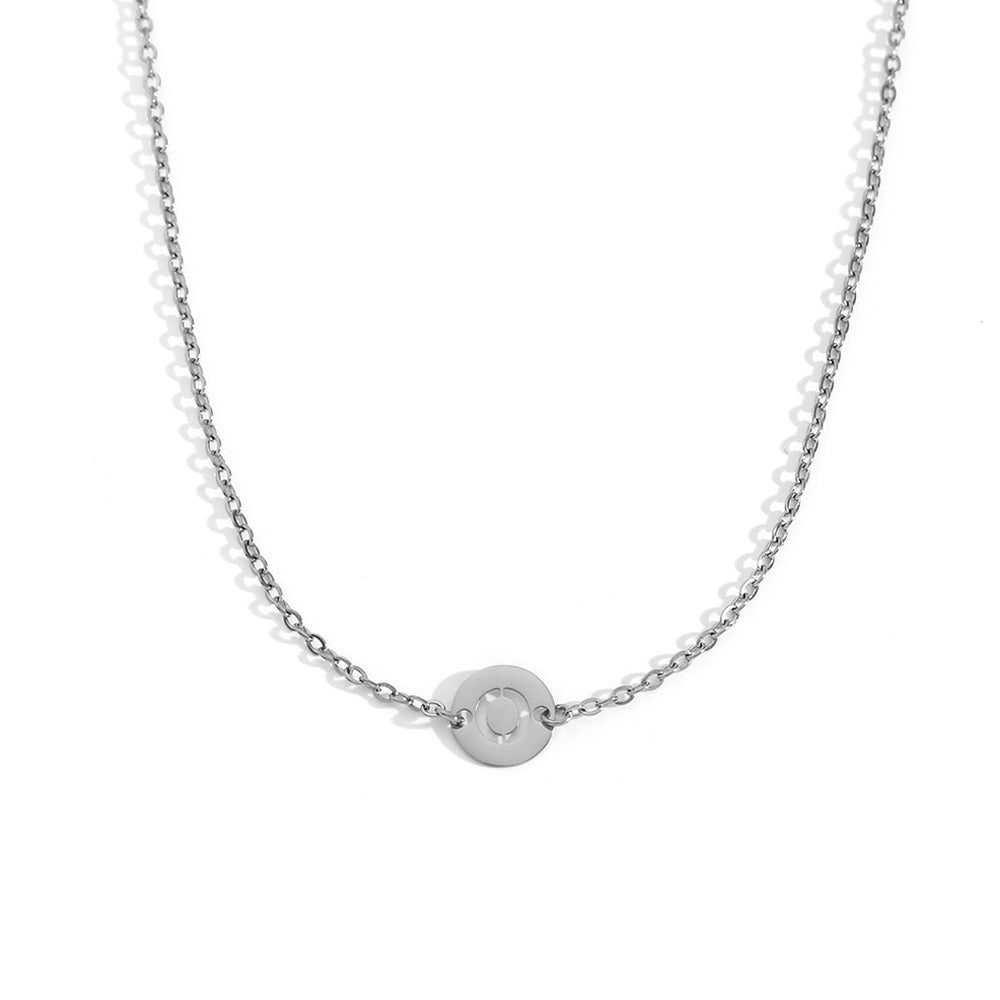 Collar de acero inoxidable plateado  con una medalla pequeña redonda calada en forma de inicial O y cadena forzada