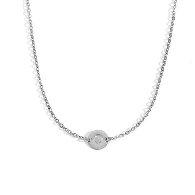 Collar de acero inoxidable plateado  con una medalla pequeña redonda calada en forma de inicial O y cadena forzada