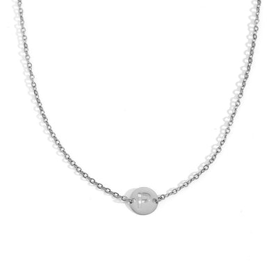 Collar de acero inoxidable plateado  con una medalla pequeña redonda calada en forma de inicial P y cadena forzada