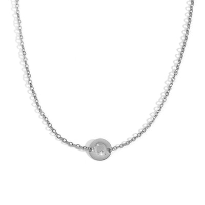 Collar de acero inoxidable plateado  con una medalla pequeña redonda calada en forma de inicial Q y cadena forzada