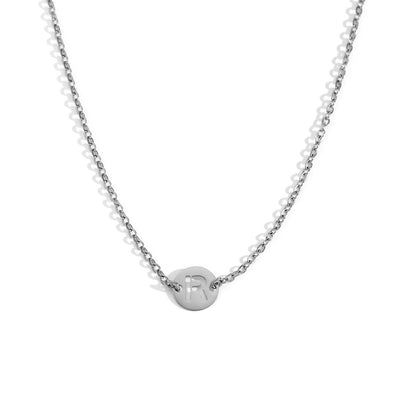 Collar de acero inoxidable plateado  con una medalla pequeña redonda calada en forma de inicial R y cadena forzada