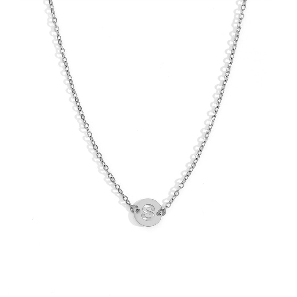 Collar de acero inoxidable plateado  con una medalla pequeña redonda calada en forma de inicial S y cadena forzada
