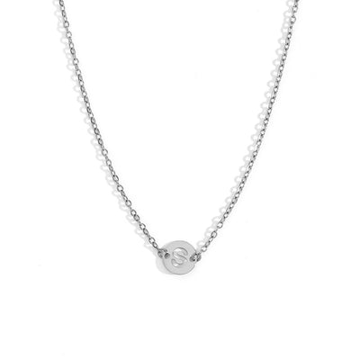 Collar de acero inoxidable plateado  con una medalla pequeña redonda calada en forma de inicial S y cadena forzada