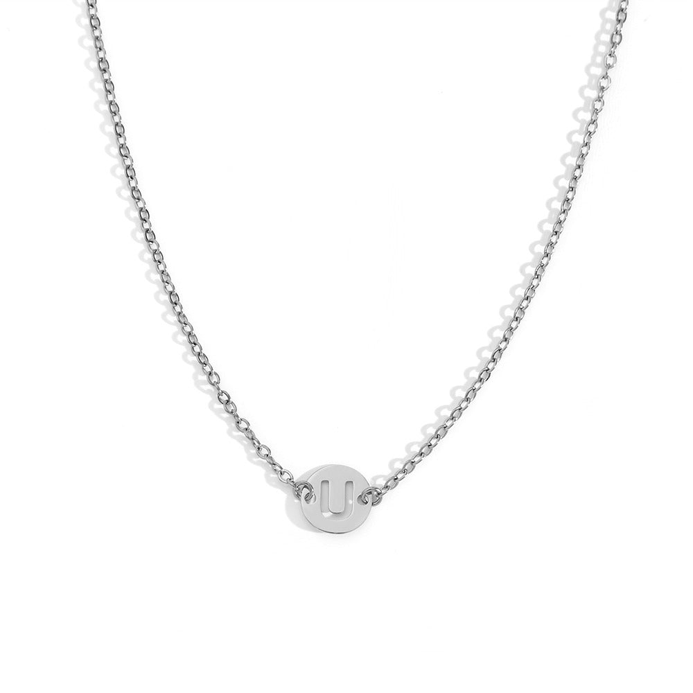 Collar de acero inoxidable plateado  con una medalla pequeña redonda calada en forma de inicial U y cadena forzada