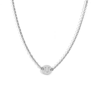 Collar de acero inoxidable plateado  con una medalla pequeña redonda calada en forma de inicial U y cadena forzada