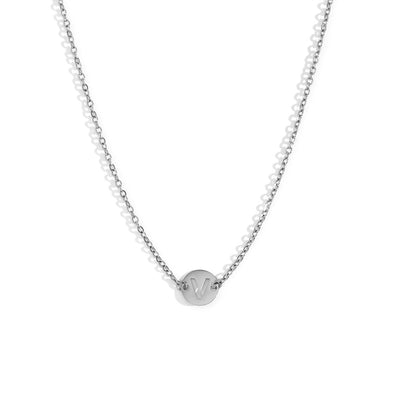 Collar de acero inoxidable plateado  con una medalla pequeña redonda calada en forma de inicial V y cadena forzada
