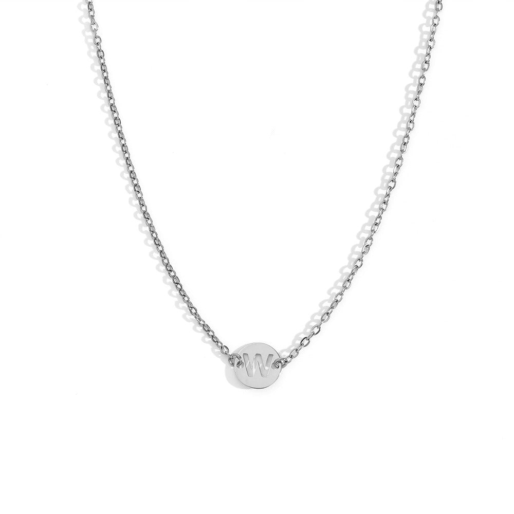 Collar de acero inoxidable plateado  con una medalla pequeña redonda calada en forma de inicial W y cadena forzada