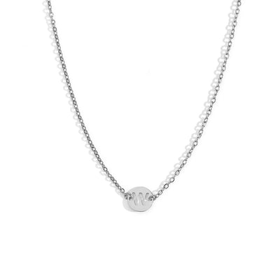 Collar de acero inoxidable plateado  con una medalla pequeña redonda calada en forma de inicial W y cadena forzada
