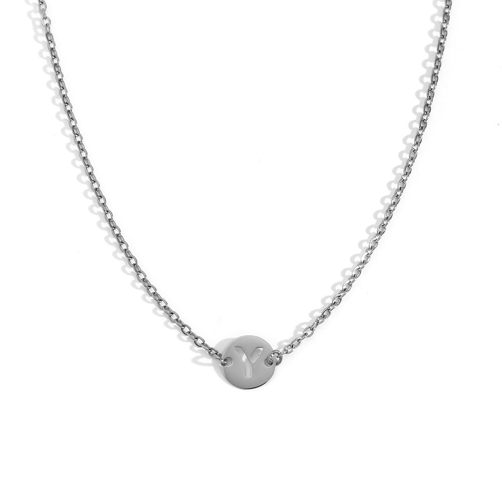 Collar de acero inoxidable plateado  con una medalla pequeña redonda calada en forma de inicial Y y cadena forzada