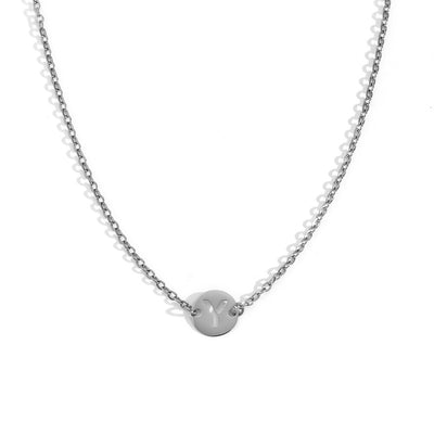 Collar de acero inoxidable plateado  con una medalla pequeña redonda calada en forma de inicial Y y cadena forzada