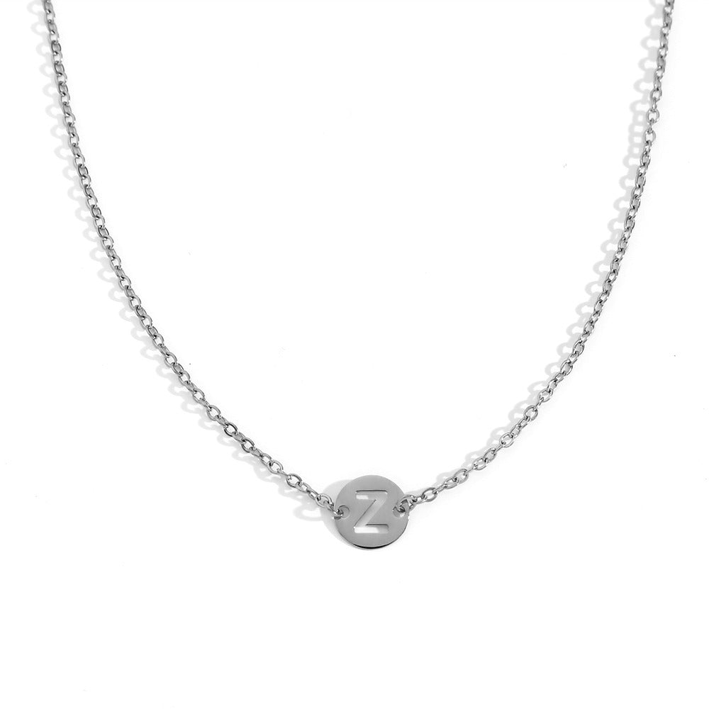 Collar de acero inoxidable plateado  con una medalla pequeña redonda calada en forma de inicial Z y cadena forzada