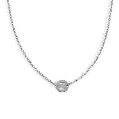 Collar de acero inoxidable plateado  con una medalla pequeña redonda calada en forma de inicial Z y cadena forzada