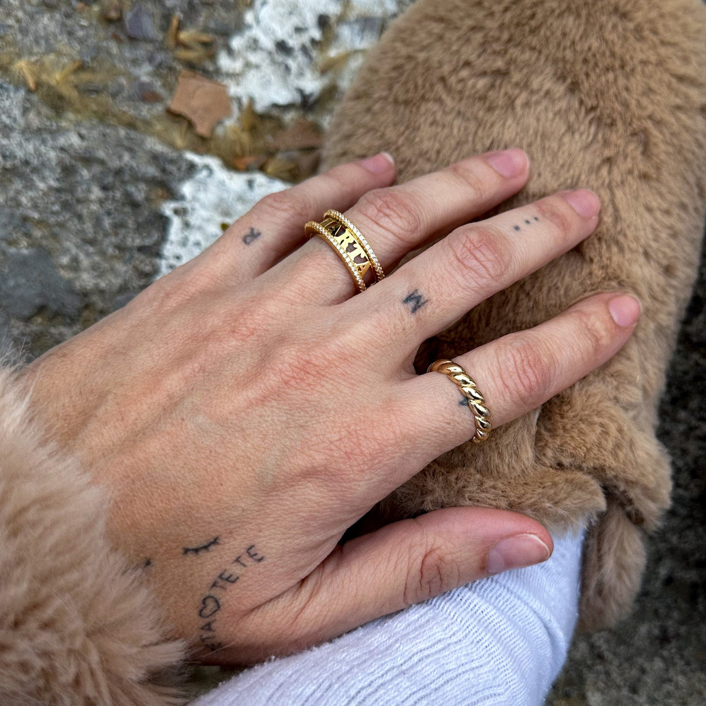 Anillo con nombre o números personalizado y circonitas blancas