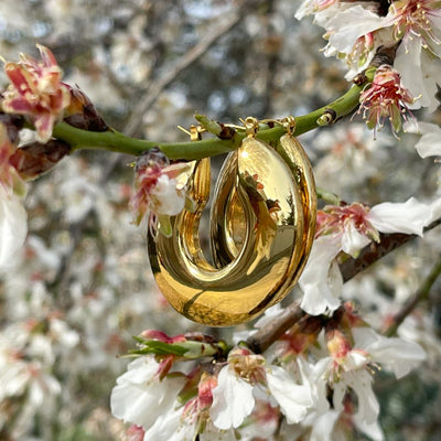 Aros grandes y planos de color dorado