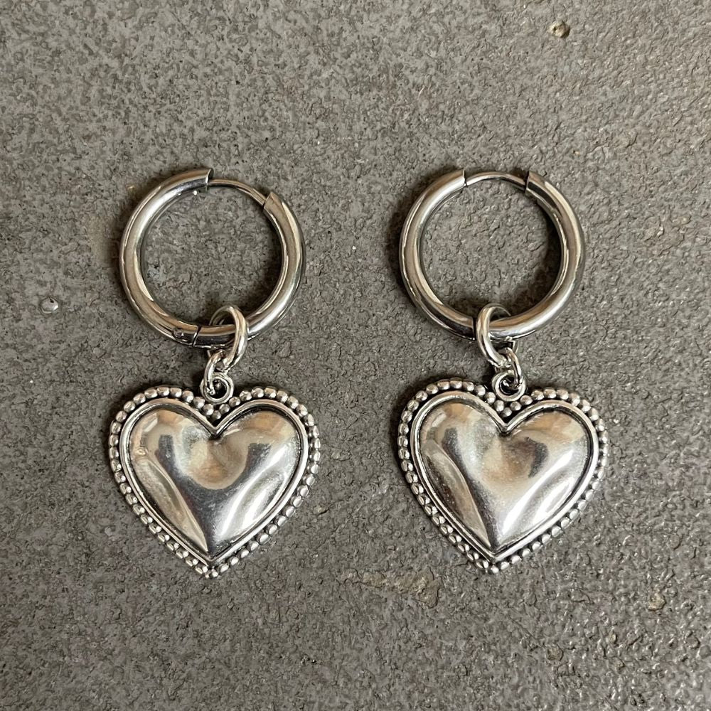 Aros con corazón colgando para mujer