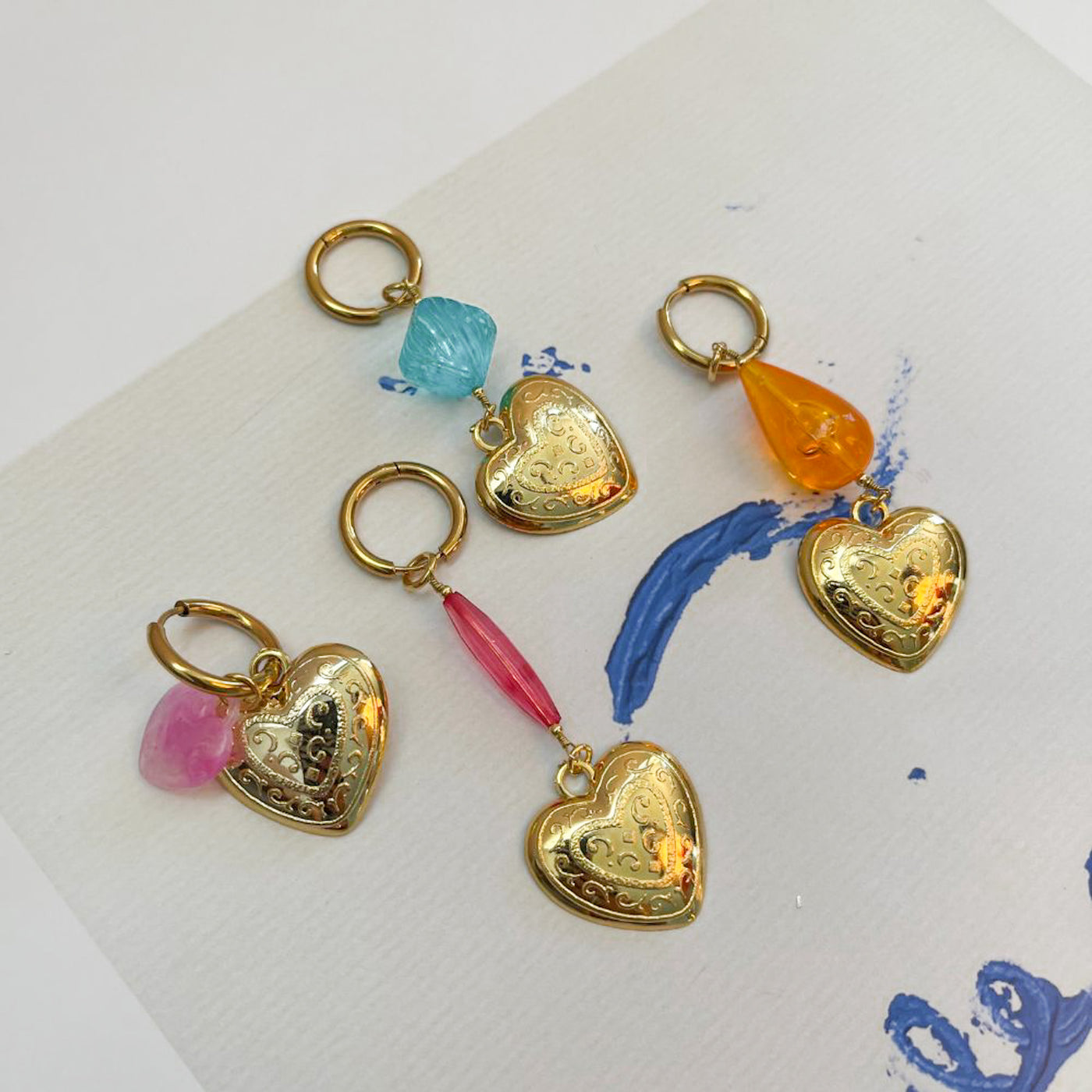 Pendientes tipo aro con colgantes en forma de corazón y piezas de colores