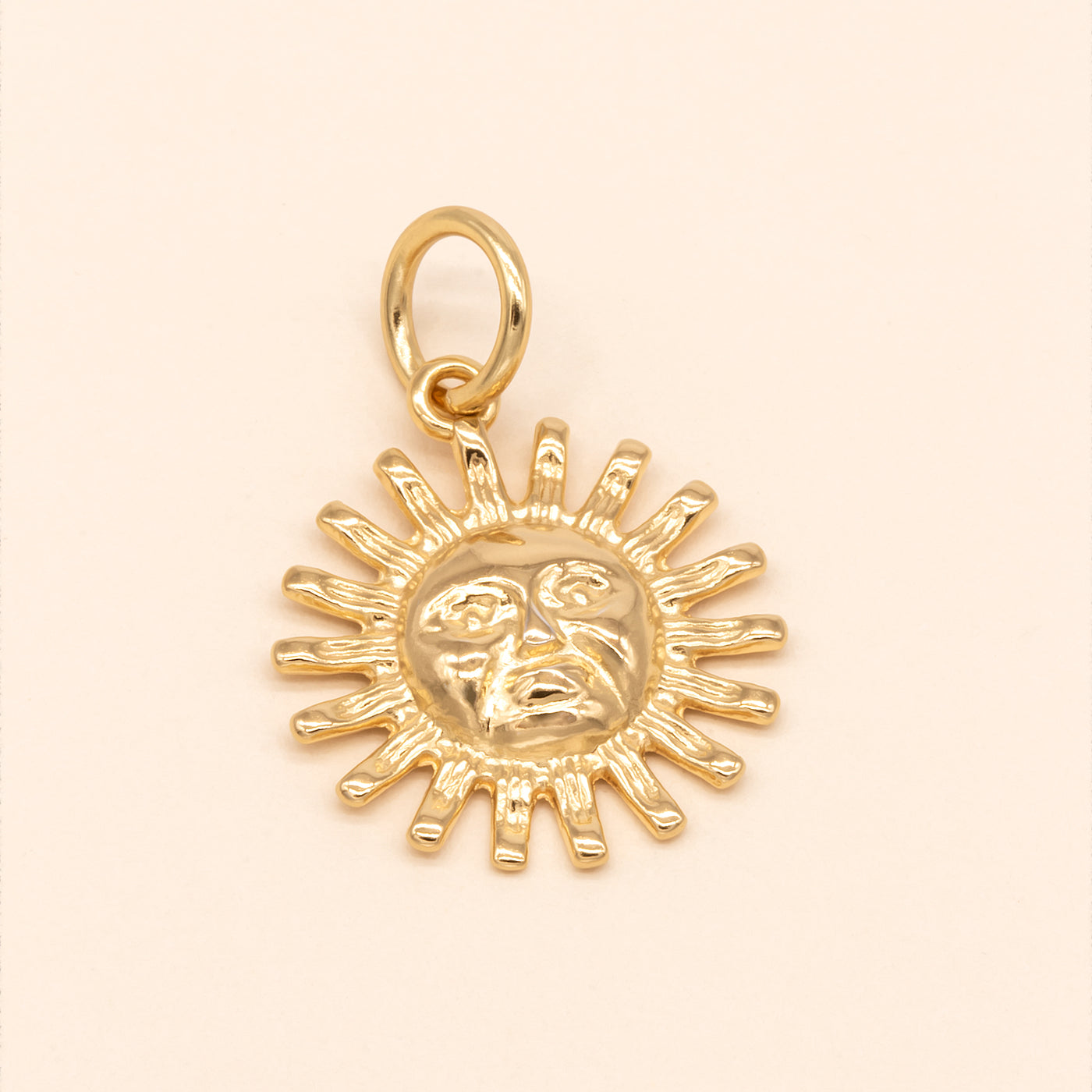 colgante para collares dorado en forma de sol relieve