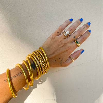 anillo ancho dorado y plata con circonita verde o blanca