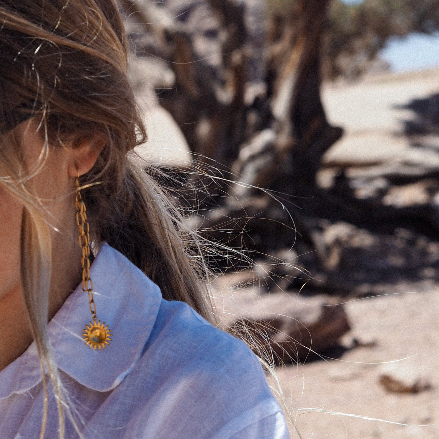 pendientes largos en forma de sol para invitada de boda verano