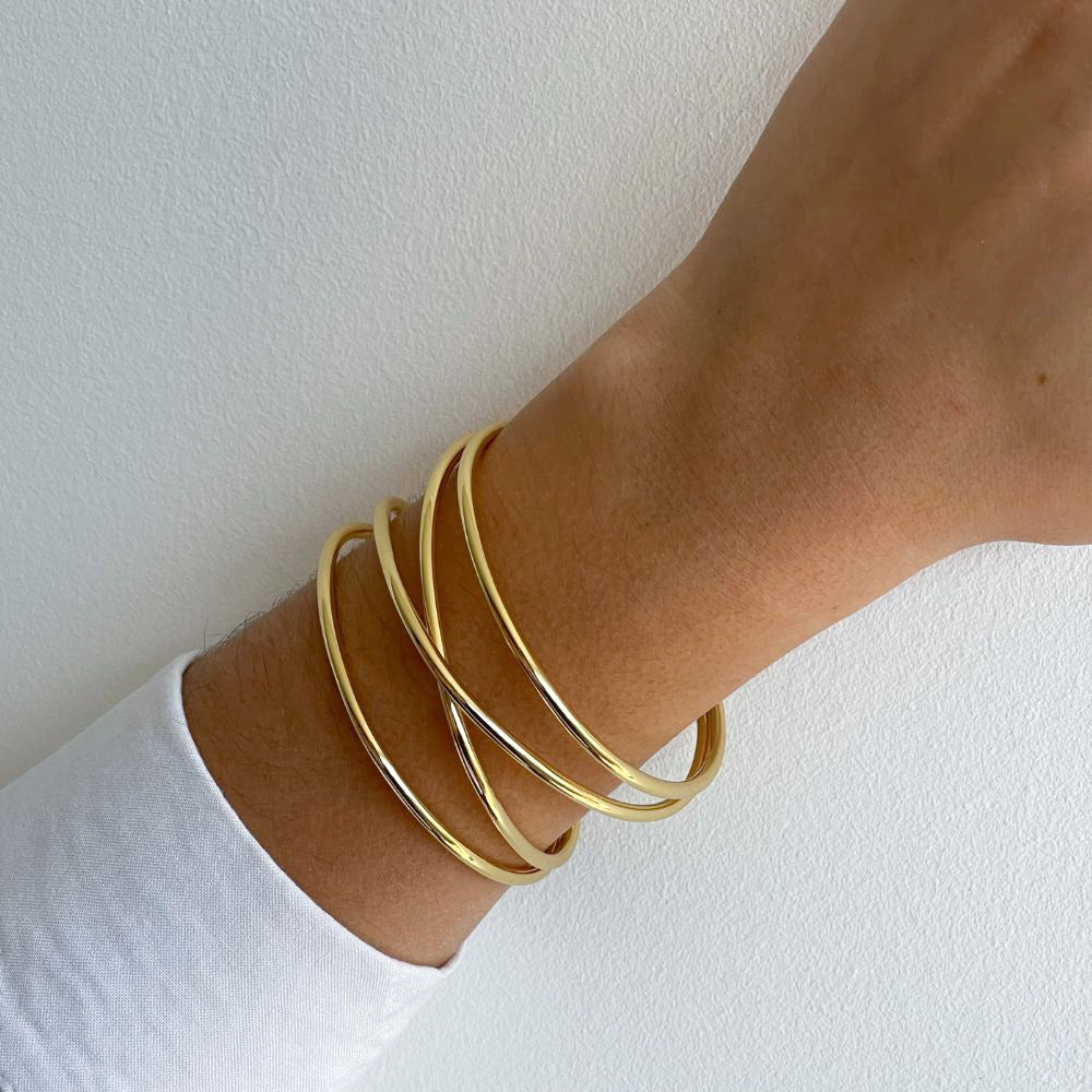 Pulsera rígida tipo esclava, semiabierta con forma ovalada