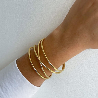Pulsera rígida tipo esclava, semiabierta con forma ovalada