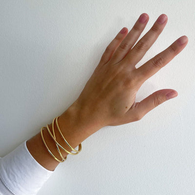 Pulsera rígida tipo esclava, semiabierta con forma ovalada