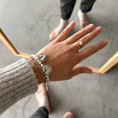 Pulsera con perlas y corazón colgando