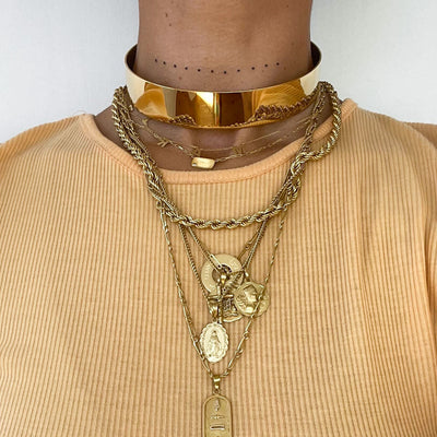 collar rigido dorado ancho detalle