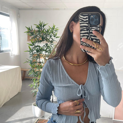 choker y anillos dorados