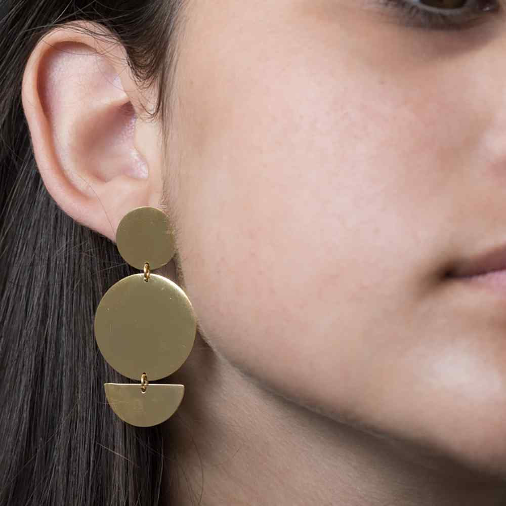 mujer con pendientes